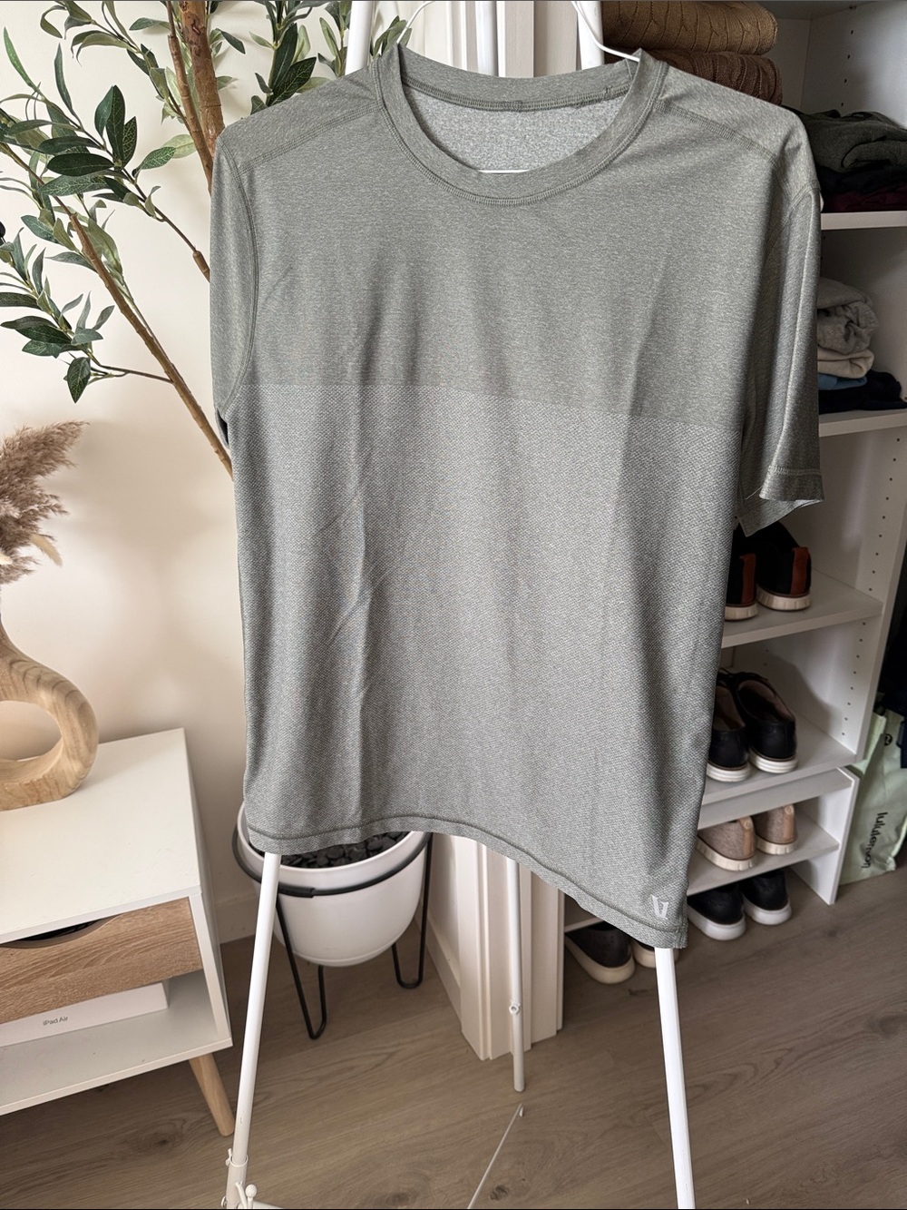 Vuori Men's Short Sleeve Performance Tee in Olive Green